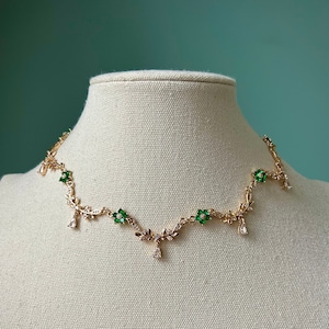 Collar de gargantilla de flores verdes en forma de lágrima de oro, elegante joyería de regencia esmeralda, gargantilla de vid de hoja delicada real, bonito encanto tudor de hadas