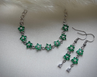 Emerald green flower silver bracelet, Beautiful floral cottagecore jewelry, Delicate dainty fairycore bracelet, Matching cute regal earrings