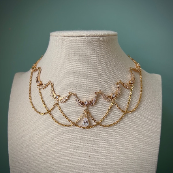 Elegante goldene Engelsflügel Choker Halskette, Wunderschöne königliche Regency Prinzessin Teardrop Halskette, extravaganter Brautschmuck