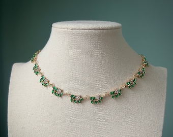 Zarte grüne Halskette mit Blättern, Zarte Braut Königliche Kokette Choker, Goldene Feekern Blumen Halskette, Regency altes Geld Schmuck