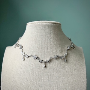 Silver teardrop white flower choker necklace, Elegant princess regency jewelry, Royal delicate leaf choker, Pretty fairycore angel choker
