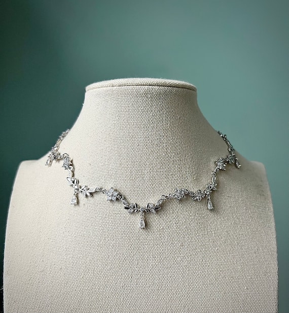 Silver teardrop white flower choker necklace, Elegant princess regency jewelry, Royal delicate leaf choker, Pretty fairycore angel choker
