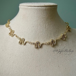 Elegant ormhalsband i guld med choker, Delikat ormhänge, Reptilberlock, Gåvor till henne, Eleganta djursmycken, Dark Academia-estetik