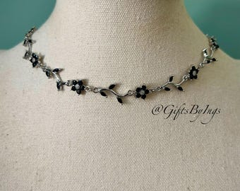 繊細な黒の葉のつる花柄シルバーチョーカーネックレス、エレガントで