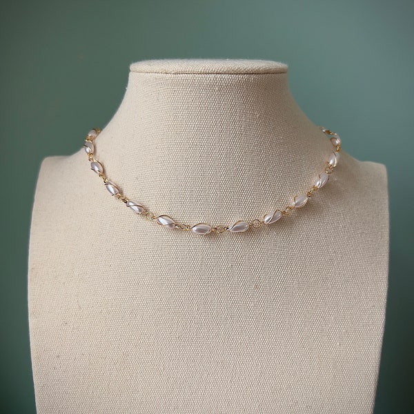 Dainty delicate faux pearl choker necklace, Elegant royalcore tudor necklace, Historic medieval regency choker, Whimsical layering necklace