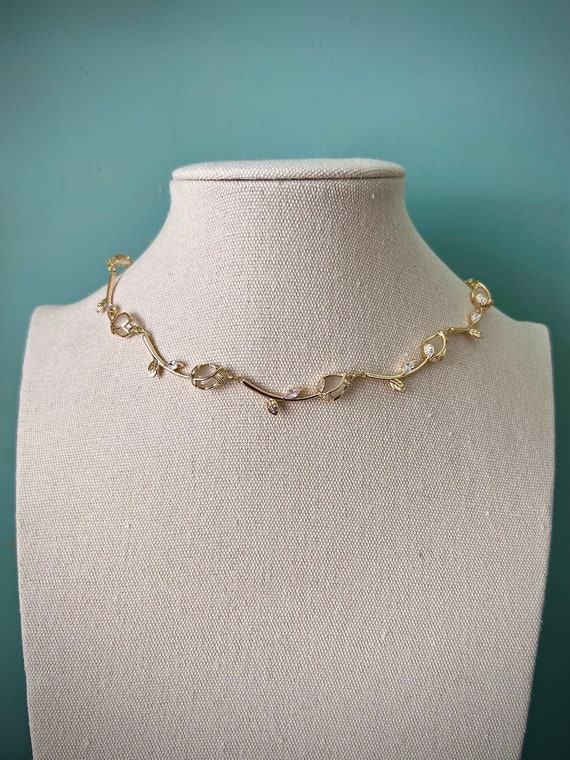 Delicate white leafy vine rose choker necklace, Elegant regal bridal wedding choker, Gold eloquent ethereal fairycore ballroom jewelry