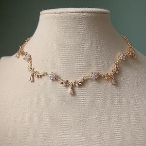 Gold teardrop flower choker necklace, Unique elegant white bride jewellery, Royal delicate regency choker, Pretty fairycore coquette pendant zdjęcie 5