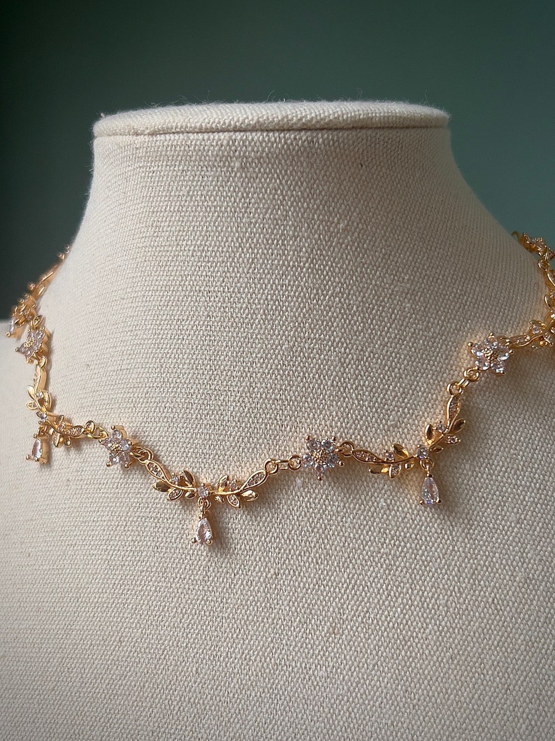Gold teardrop flower choker necklace, Unique elegant white bride jewellery, Royal delicate regency choker, Pretty fairycore coquette pendant zdjęcie 6