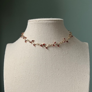 Zarte rote Halskette mit Blättern, Einfache Braut königliche Kokette, Gold Fairycore Blumenschmuck, Regency altes Geld Schmuck Rot