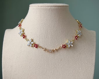 Rote und weiße Kirschblüten Choker Halskette, Zierliche Feekern Choker, Niedliche botanische kokett Halskette, Engel Charm aus altem Geld Rubin