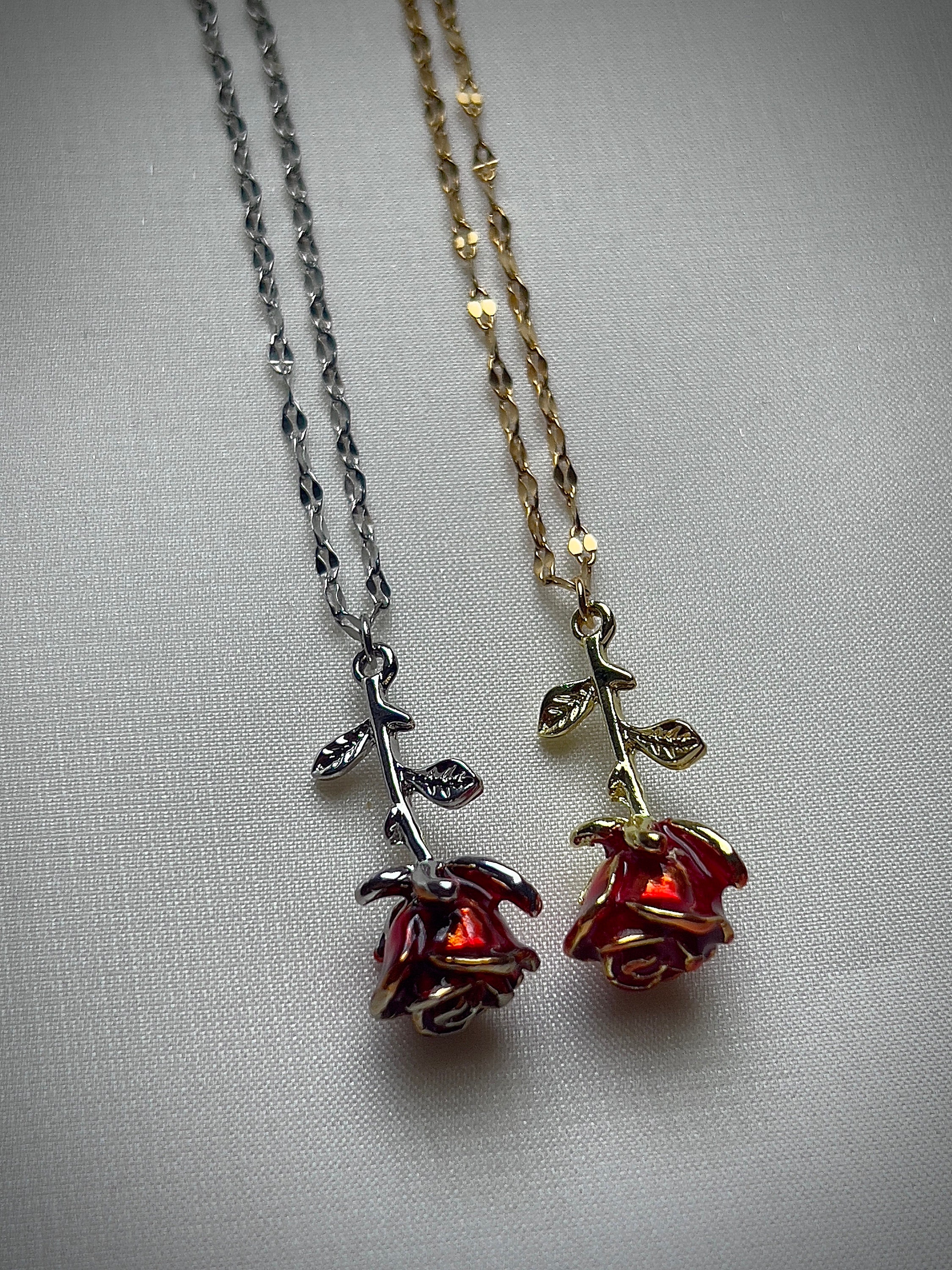 ONEFINTIY Collana con rosa rossa in argento sterling 925 con ciondolo a forma di fiore rosso smaltato, regalo per donna, misura unica, Argento sterling, Nessuna pietra preziosa