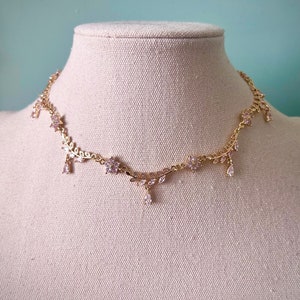 Gold white floral leafy vine teardrop choker necklace, Elegant bridal regal gold jewelry, Pretty unique botanical cottagecore flower choker