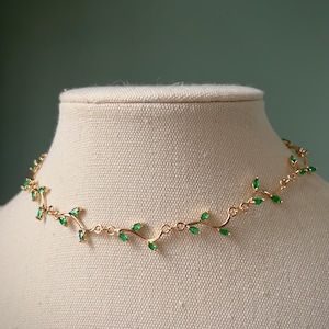 Delicate green leafy vine choker necklace, Simple bridal regal coquette choker, Gold fairycore floral necklace, Regency old money jewlery 画像 3