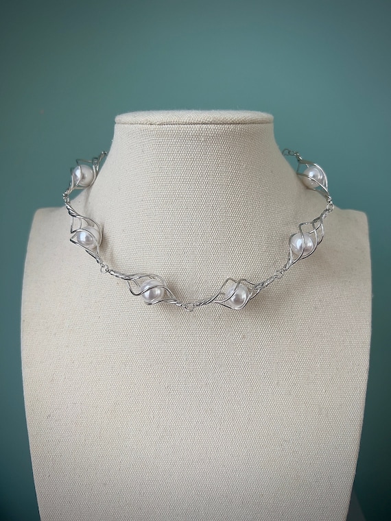 Bulky silver twisted imitation pearl choker necklace, Elegant royalcore tudor necklace, Historic medieval regency choker, Whimsical necklace