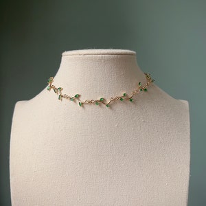 Collier ras de cou délicat en vigne à feuilles vertes, tour de cou simple coquette majestueuse de mariée, collier floral féerique en or, bijoux anciens Regency image 2