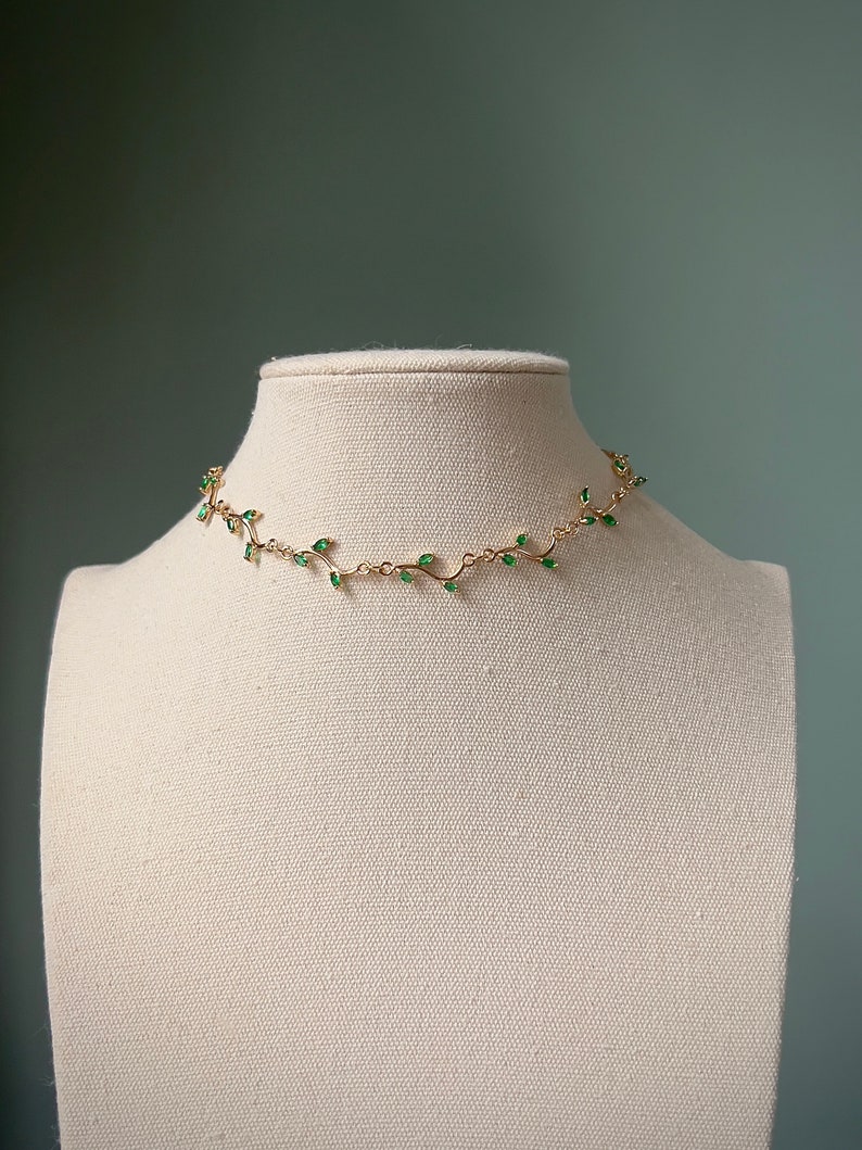 Collier ras de cou délicat en vigne à feuilles vertes, tour de cou simple coquette majestueuse de mariée, collier floral féerique en or, bijoux anciens Regency image 2