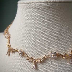Gold teardrop flower choker necklace, Unique elegant white bride jewellery, Royal delicate regency choker, Pretty fairycore coquette pendant zdjęcie 7