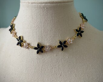 Collana Girocollo Floreale In Smalto Nero E Oro - Ciondolo A Fiore Elegante Per Donna, Catena Regolabile, Gioiello Femminile Per Ogni Occasione