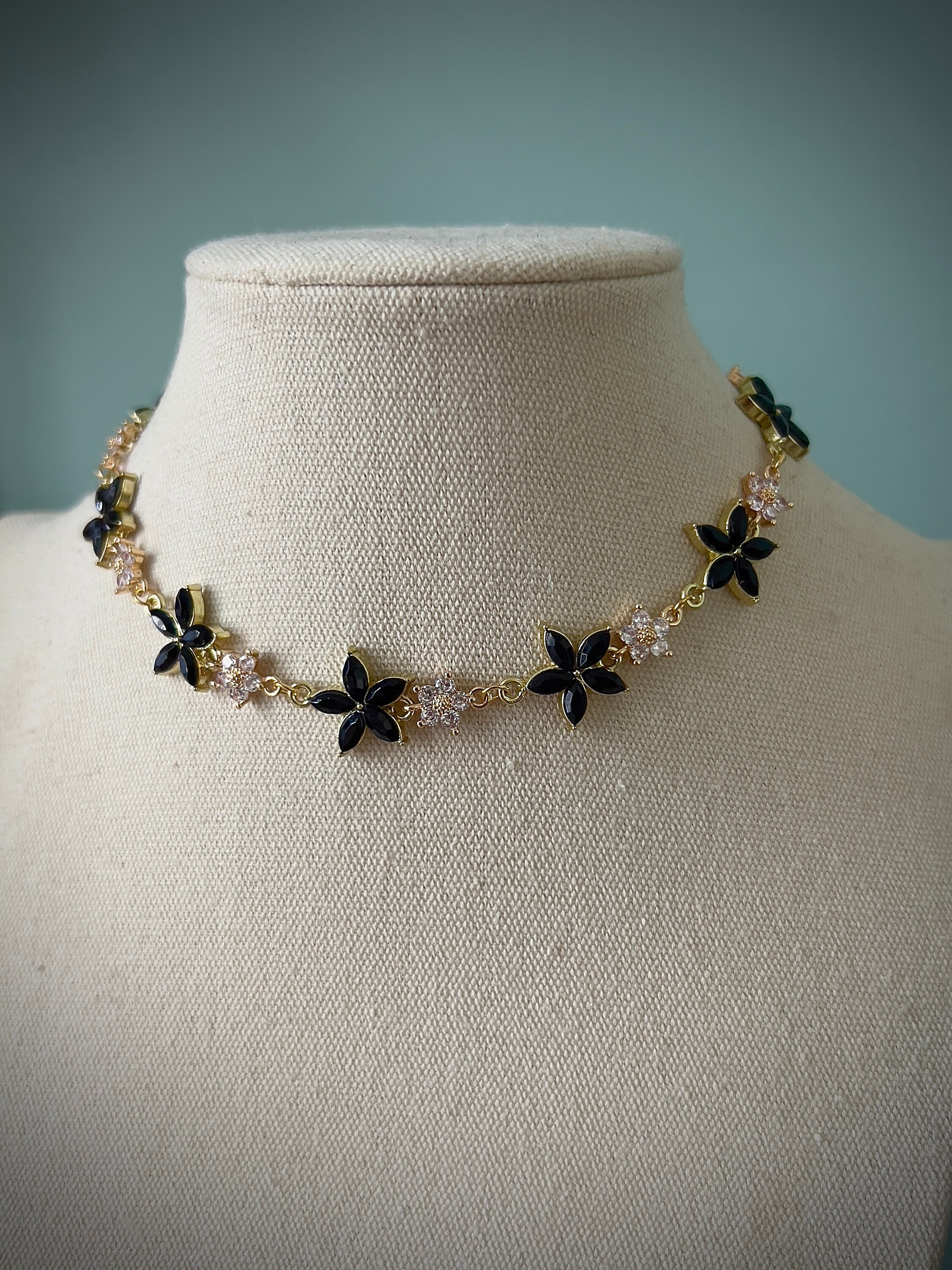 Collana Girocollo Con Catena In Alluminio, Fiore In Alluminio Tagli E Battuto A Mano E Perla Polaris