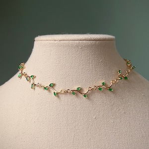 Delicate green leafy vine choker necklace, Simple bridal regal coquette choker, Gold fairycore floral necklace, Regency old money jewlery グリーン