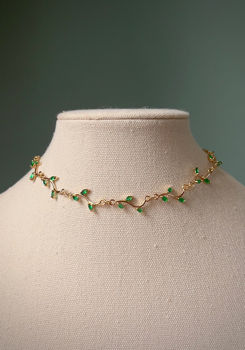 Delicate green leafy vine choker necklace, Simple bridal regal coquette choker, Gold fairycore floral necklace, Regency old money jewlery グリーン