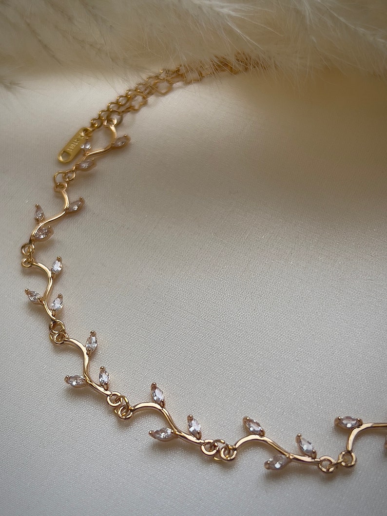 Zarte rote Halskette mit Blättern, Einfache Braut königliche Kokette, Gold Fairycore Blumenschmuck, Regency altes Geld Schmuck Bild 6
