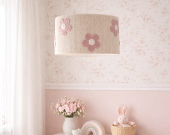 Pantalla de lámpara bohemia para habitación de bebé con margaritas hechas a mano. Lámpara colgante floral de bouclé para habitación infantil.