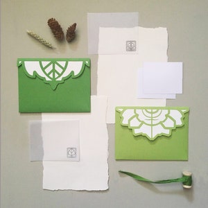 Conjunto de escrita de cartas - New Leaf | Kit de correio tradicional | Conjunto de fantasia de amigo por caneta | Papel floral com borda decorada