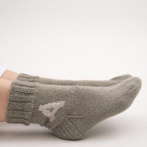 Calcetines de cama suaves y cómodos Zapatillas de becerro natural orgánico Zapatillas de lana de alpaca de color sólido tejidas a mano Zapatillas de casa personalizadas Regalo de séptimo aniversario