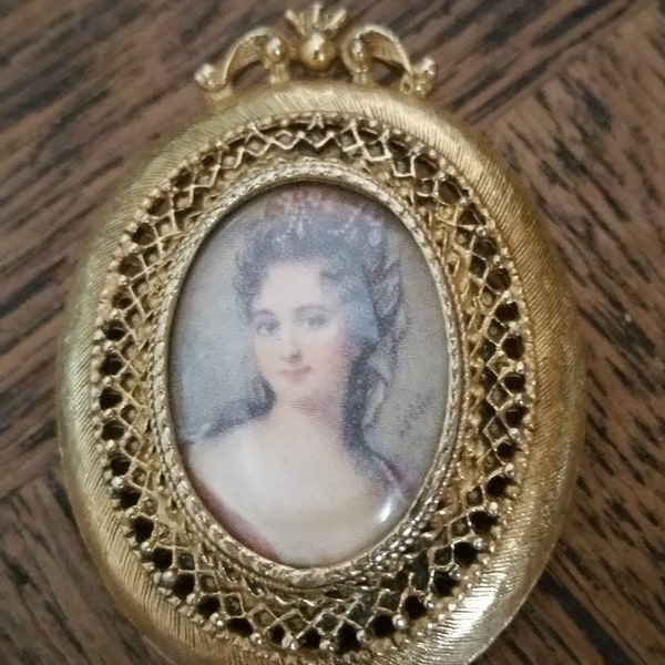 Beautiful 24 carat Gold plated signed Florenza Portrait Pendant/Brooch.