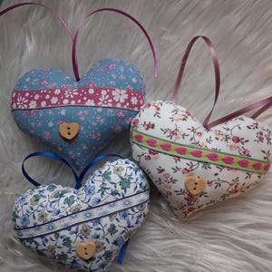 3 Herzen genähte Blütenherzen, Stoffherzen Dekoherz Tischdeko Landhausstil, Hochzeitsdeko Herzchenmix Herz Shabbystyle Weihnachtsgeschenk