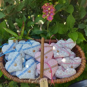 5 Herzen, genähtes Rosenherz , Stoffherzen, Dekoherz Wanddeko , Landhausstil, Hochzeitsdeko, Herzchenmix Geschenkanhänger Blütenherz Herz