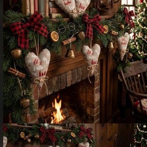 Könnte beinhalten: Ein weihnachtlicher Kaminsims mit einer grünen Tannengirlande, rot-schwarz karierten Schleifen, getrockneten Orangenscheiben, Zimtstangen und Messingglocken. Stoffherzen sind mit dem Text Let it Snow und Ho Ho Ho bedruckt.