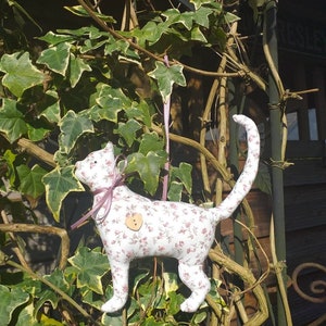 Liebevoll handgefertigte Katze, Stoffkatze, Mieze, Stofftier, aufwendig genähter Geschenkanhänger, Dekokatze, Kitty, Kätzchen, Blumenstecker