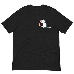 Può includere: T-shirt grigio scuro con un gatto dei cartoni animati che mangia una fetta di pizza. Il gatto è bianco con dettagli grigi ed è seduto. La fetta di pizza è gialla, rossa e marrone. La maglietta è in materiale morbido.