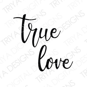 Może przedstawiać: Czarny napis w skrypcie na białym tle. Słowa "true love" są napisane płynnym pismem, z "true" nad "love". Projekt jest prosty i elegancki, odpowiedni do różnych zastosowań.