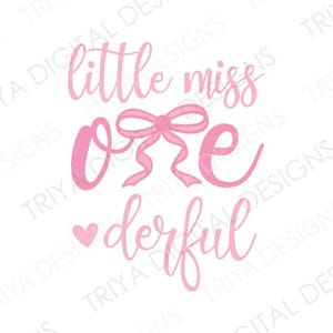 Puede incluir: Gráfico rosa con el texto "little miss one-derful" con un lazo rosa sobre la palabra "one".