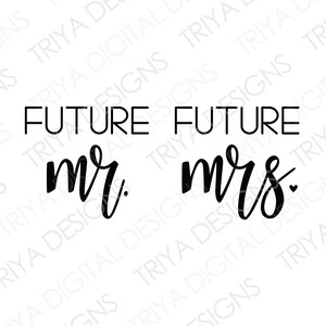 Può includere: Testo in calligrafia in bianco e nero che recita "Future Mr." e "Future Mrs." con un piccolo simbolo di cuore dopo "Mrs."