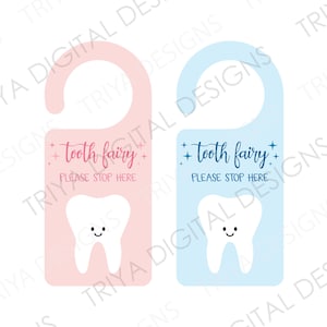 Puede incluir: Dos colgadores de puerta de hada de los dientes. Uno es rosa con un diente blanco y el texto "tooth fairy" y "please stop here". El otro es azul con un diente blanco y el texto "tooth fairy" y "please stop here".