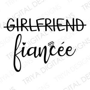 Könnte beinhalten: Schwarzweißes Grafikdesign mit dem durchgestrichenen Text "Girlfriend" und dem darunter stehenden Text "fiancée". Ein kleines Herz und ein Diamantring sind im Design enthalten.