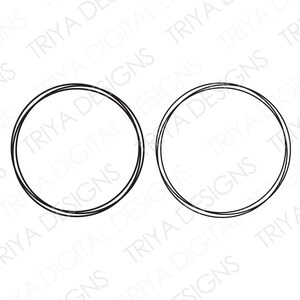 Puede incluir: Dos diseños de círculos negros de doble línea sobre un fondo blanco. Los círculos son de diferentes tamaños, el izquierdo es más grande que el derecho. La imagen tiene el texto "TRIYA DESIGNS" repetido en diagonal.