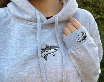 Bestickter Hai Hoodie | Unisex Grauer Kapuzenpullover | Minimalistisches Hai Design | Ozean inspiriert Hoodie | Geschenk für Hai Liebhaber