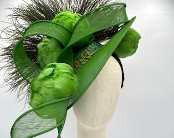 Royal Ascot Hat, Kentucky Derby Hat Fascinator, Fascinator de plumas de pavo real verde y negro con flores de plumas de peonía verde y Sinamay