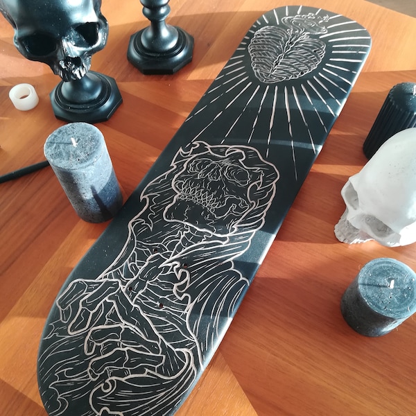 Planche Skateboard unique, gravure sur bois, art et décoration, Skull and heart, crâne et coeur sacré. Graphisme, tatouage, déco, skate.