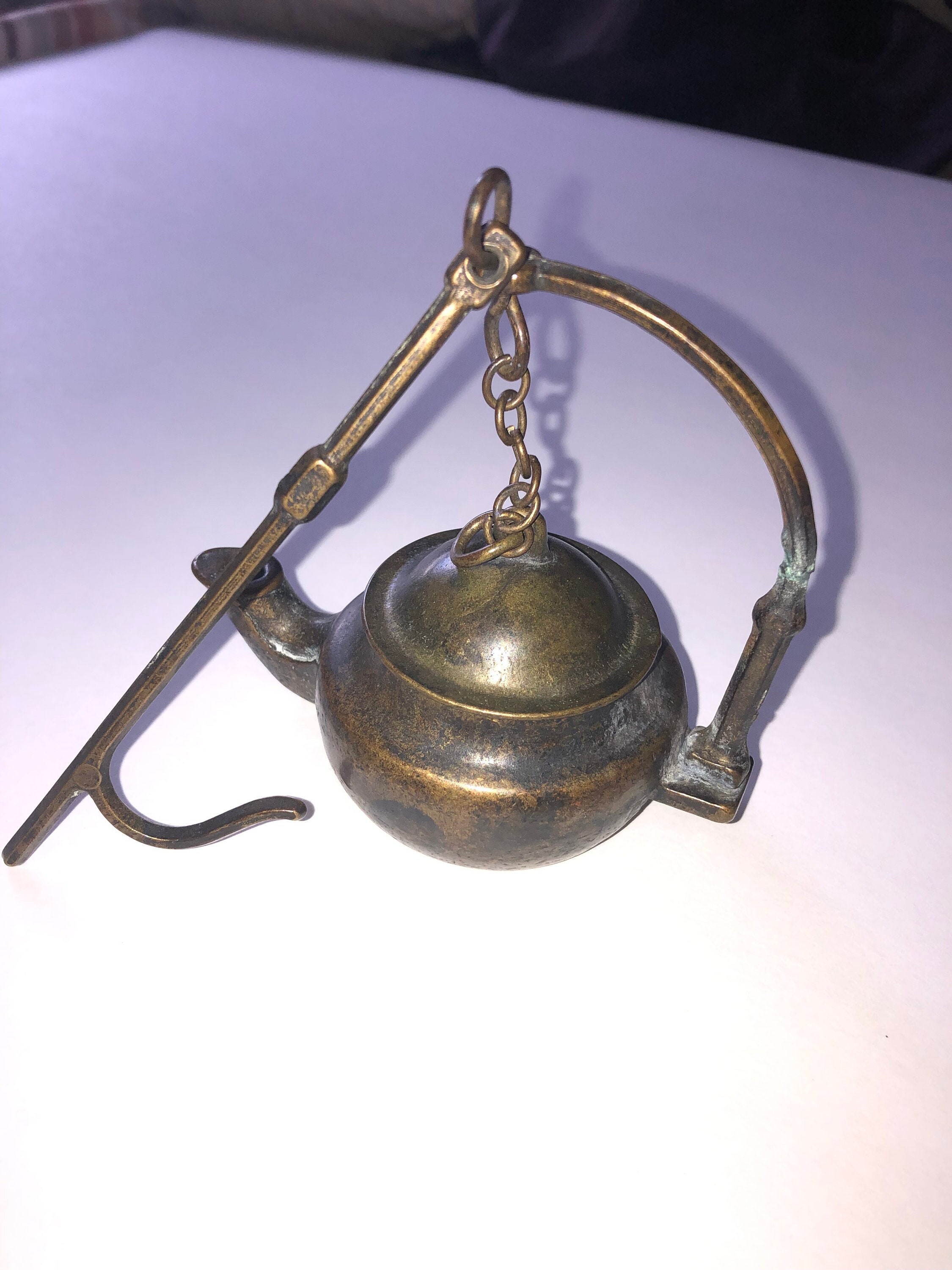 lampe à huile en bronze antique des années 1800, éclairage primitif, décor rustique