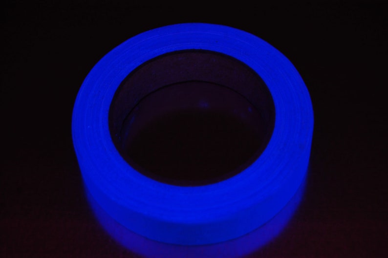 K&ouml;nnte beinhalten: Eine Rolle blaues Leuchtband. Das Band ist aufgerollt und die Kanten sind sichtbar.