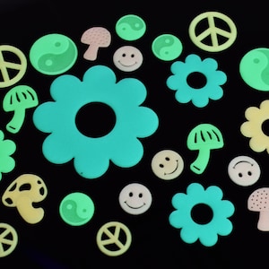 DirectGlow 25 Piece Glow in The Dark Multicolor Sixties Wall Ceiling Decor
