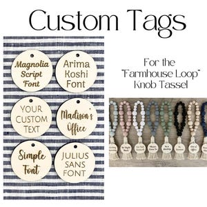 Une étiquette en bois gravée personnalisée pour le pompon du bouton de la boucle de la ferme | Enseigne de bureau personnalisée | Accroche-poignet de porte personnalisé | Plaque personnalisée pour porte