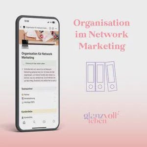 Könnte beinhalten: Ein Smartphone zeigt eine Webseite mit dem Titel "Organisation für Network Marketing". Der Bildschirm zeigt Text und eine Liste von Optionen. Der Hintergrund ist ein Farbverlauf aus Rosa und Weiß, mit dem Text "Organisation im Network Marketing" und drei Ordner-Illustrationen.