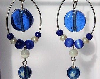 Fleurs du Pacifique - Boucles d'oreille pendantes, perles de verre, perle translucide, perle bleue, fil cuivre, fil argent